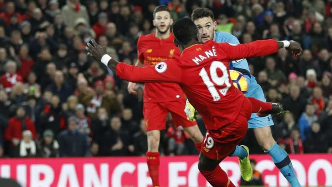 Pemain Liverpool, Sadio Mane cetak gol ke gawang Tottenham Hotspur