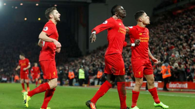 Para pemain Liverpool merayakan gol Sadio Mane (tengah).