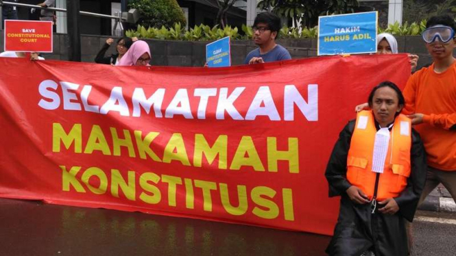 Unjuk rasa menuntut Ketua Mahkamah Konstitusi Arief Hidayat mundur.
