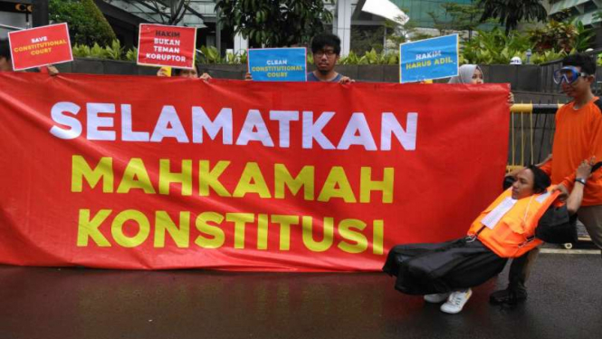 Para aktivis Indonesia Corruption Watch melakukan aksi demonstrasi