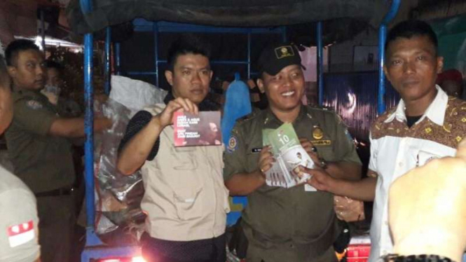 Temuan brosur bernuansa kampanye hitam terhadap salah satu pasangan cagub-cawagub DKI Jakarta.