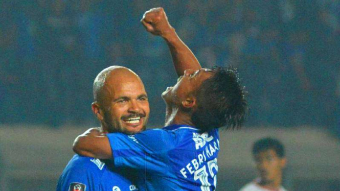 Para pemain Persib merayakan gol penalti Sergio van Dijk.