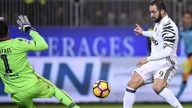 Striker Juventus, Gonzalo Higuain mencetak gol ke gawang Cagliari