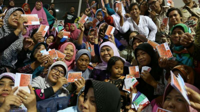 Menteri Sosial Khofifah Indar Parawansa berfoto dengan para penerima manfaat bantuan pangan nontunai di Gelora Bung Tomo Surabaya, Jawa Timur, pada Minggu, 12 Februari 2017.