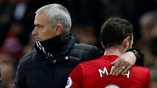 Manajer Manchester United, Jose Mourinho, bersama Juan Mata