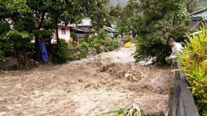 Banjir bandang dan tanah longsor melanda Kota Bitung, Sulawesi Utara, pada Minggu, 12 Februari 2017.