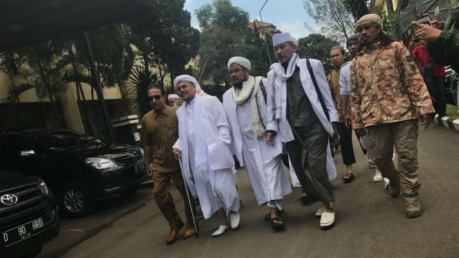 Rizieq Shihab (kedua dari kiri) tersangka penistaan Pancasila menghadiri agenda pemeriksaan di Markas Polda Jabar di Bandung pada Senin, 13 Februari 2017.