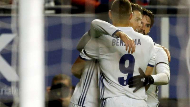 Para pemain Real Madrid rayakan gol