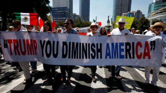 Protes warga Meksiko pada Amerika dan Trump.