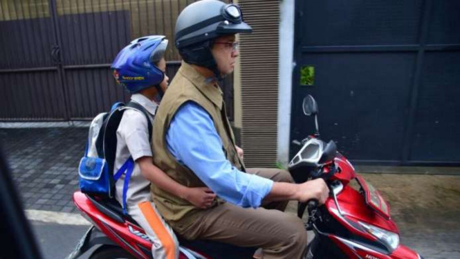 Anies Baswedan mengantar anak ke sekolah dengan motor, Senin, 13 Februari 2017.