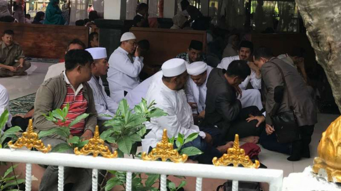 Rizieq Shihab, tersangka penistaan Pancasila, beristirahat di sela pemeriksaan di Markas Polda Jabar di Bandung pada Senin, 13 Februari 2017.