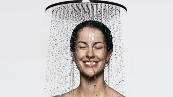 Ilustrasi wanita mandi dengan air panas.