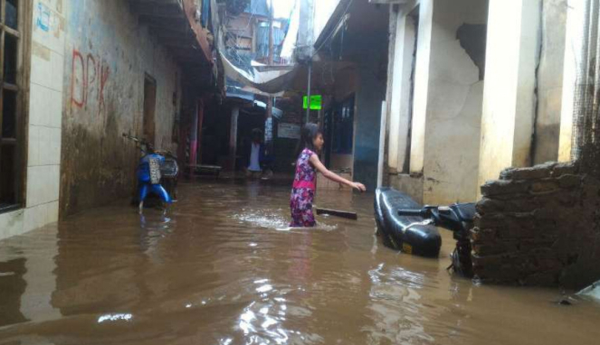 Banjir kiriman di pemukiman warga Kebon Pala, Kampung Melayu, Jakarta Timur.