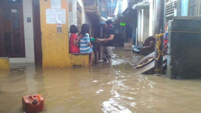 Banjir kiriman di pemukiman warga Kebon Pala, Kampung Melayu, Jakarta Timur.