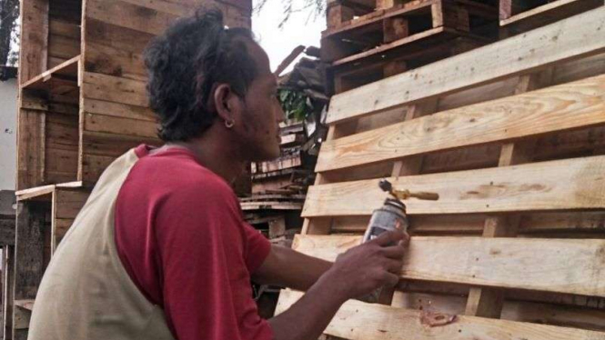 Perajin kayu bekas, Yuda   Surya Wicaksana