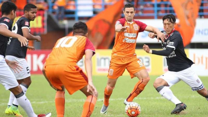 Pertandingan Bali United kontra Pusamania Borneo FC