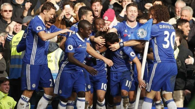 Para pemain Chelsea merayakan gol