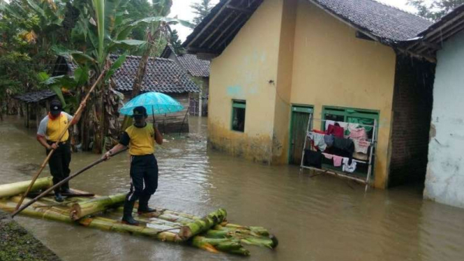 Petugas BPBD Jawa Tengah menggunakan rakit pohon pisang untuk mengevakuasi warga korban banjir di sejumlah lokasi di daerah pantai utara provinsi itu pada Selasa, 14 Februari 2017.