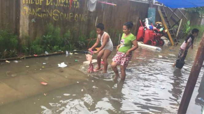 Banjir di Kampung Pulo, Jakarta Timur, Selasa, 14 Februari 2017.