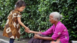 Tips Agar Anak Gemar Bersedekah