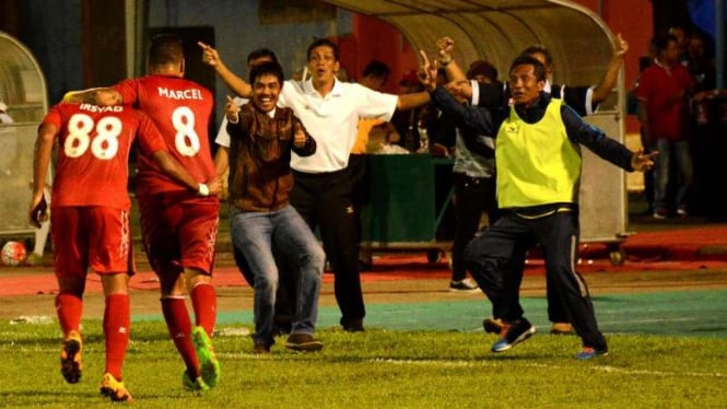 Pemain Semen Padang merayakan gol