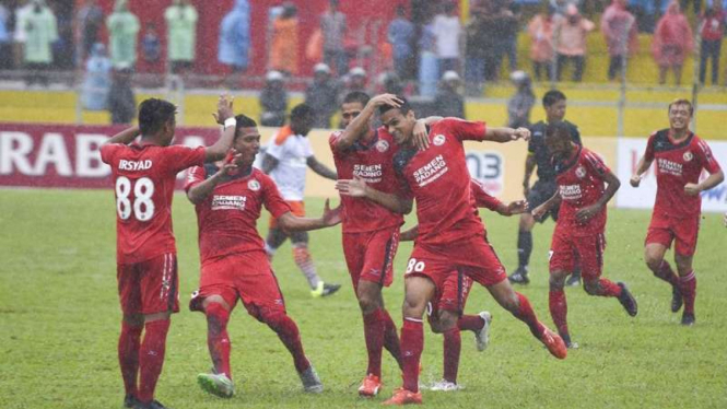 Para pemain Semen Padang merayakan gol.