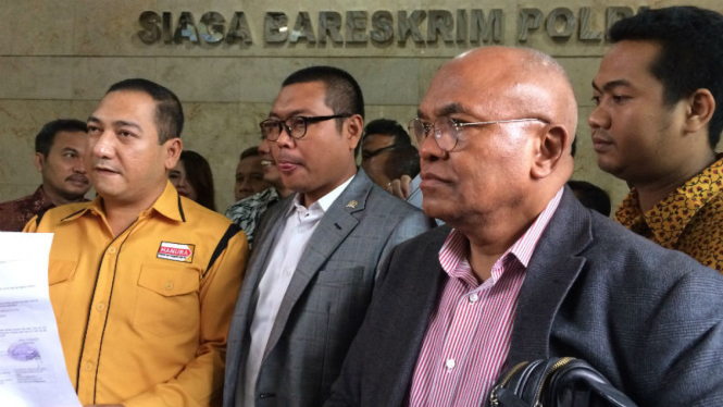 Anggota Komisi VII DPR RI, Mukhtar Tompo, saat melaporkan Chappy Hakim ke Bareskrim Polri, Selasa 14 Februari 2017.