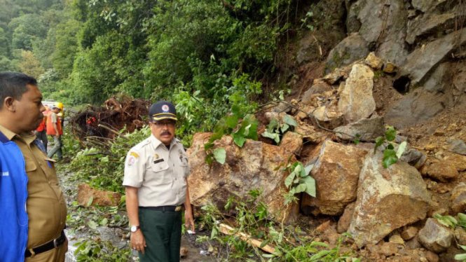 Longsor di Sibolangit akibatkan ruas jalan tertutup material longsor.