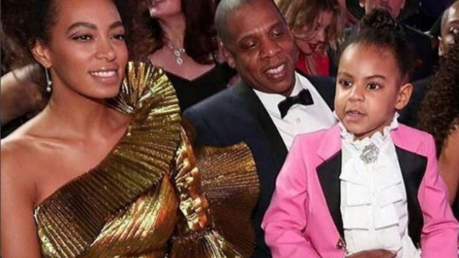 Blue Ivy dipangkuan Jay Z bersama tantenya, Solange di Grammy Awards 2017
