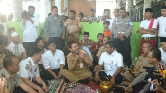 Bawa Pejabat, Ahok Urus Sertifikat Makam Mbah Priok