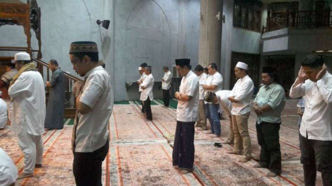 Sandiaga Uno (tengah) saat menunaikan ibadah salat subuh di masjid beberapa waktu lalu.