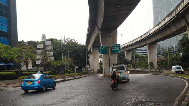Ruas jalan di Jakarta lengang.
