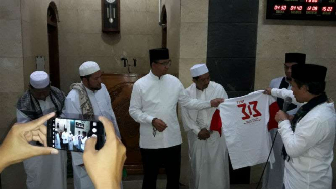 Anies di Masjid Jami' Al-Hikmah, Kelurahan Cilandak Barat, Jakarta Selatan