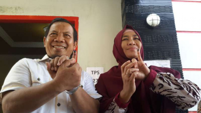 Calon Bupati Bekasi Sa'duddin dengan istri usai mencoblos di Pilkada 2017