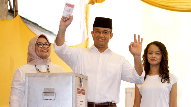Calon Gubernur peserta Pilkada DKI 2017 Anies Baswedan saat memberikan hak suaranya di TPS, Rabu (15/2/2017)