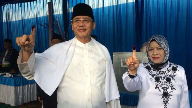 Calon gubernur Banten, Wahidin Halim, mencoblos di Tempat Pemungutan Suara (TPS) 2 RT 02/01, Pinang, Kota Tangerang, pada Rabu pagi, 15 Februari 2017.