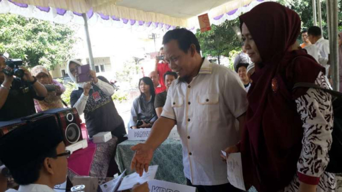 Calon Bupati Bekasi Sa'duddin mencoblos di TPS 27  Tambun