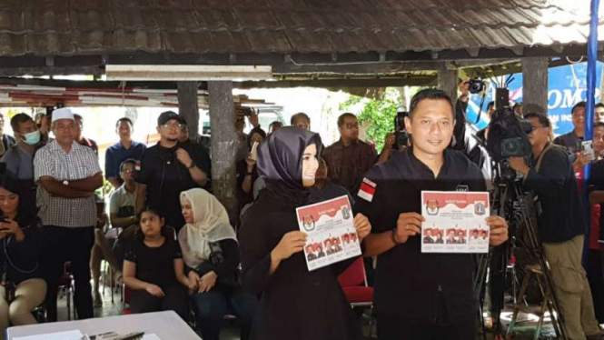 Calon Gubernur DKI Agus Yudhoyono bersama istrinya Anisa Pohan usai mencoblos di TPS 6 Kebayoran Baru Jakarta Selatan, Rabu (15/2/2017)