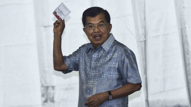 Wapres Jusuf Kalla mencoblos.