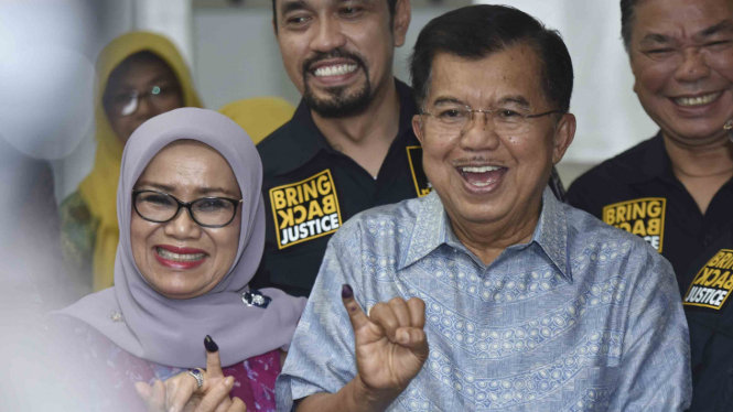 Wapres Jusuf Kalla dan istri menggunakan hak pilih.