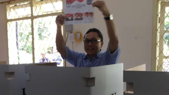 Ketua Umum PAN Zulkifli Hasan saat menggunakan hak pilih di Pilkada DKI Jakarta putaran pertama.