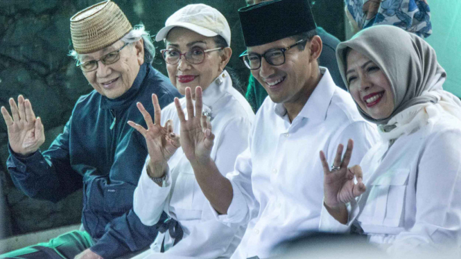 Sandiaga Uno dan keluarga saat salurkan hak pilih mereka di Kebayoran Baru, 15 Februari 2017.