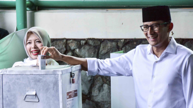 Sandiaga Uno dan istri menyalurkan hak suara di TPS 01 Kelurahan Selong, Kecamatan Kebayoran Baru, Jakarta Selatan.