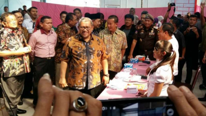 Gubernur Jawa Barat, Ahmad Heryawan, meninjau pemungutan suara Pilkada Kota Cimahi pada Rabu, 15 Februari 2017.