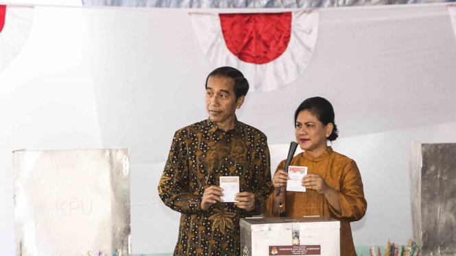 Presiden Jokowi dan istri Iriana Jokowi saat memberikan hak suara di Tempat Pemungutan Suara pada Pilkada DKI 2017 putaran pertama, Rabu (15/2/2017).