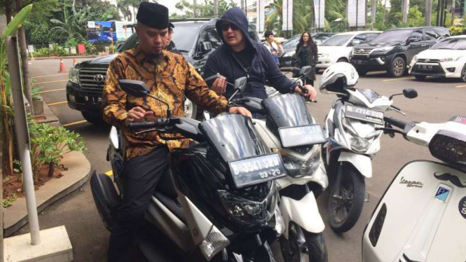 Ahmad Dhani blusukan ke TPS naik sepeda motor.