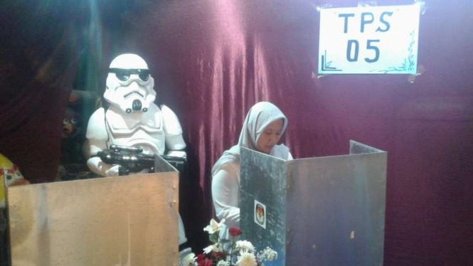 Tokoh Star Wars yang dipajang di TPS 05 di Desa Beji, Kecamatan Junrejo, Kota Batu Jawa Timur, Rabu (15/2/2017)