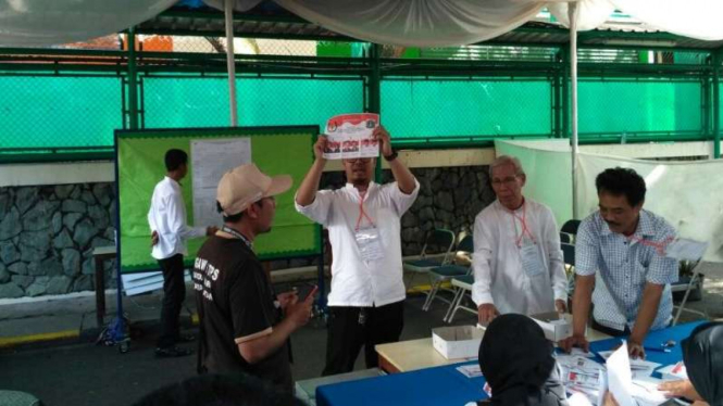 Suasana penghitungan suara di Pilkada DKI tahap pertama pada 15 Februari 2017.