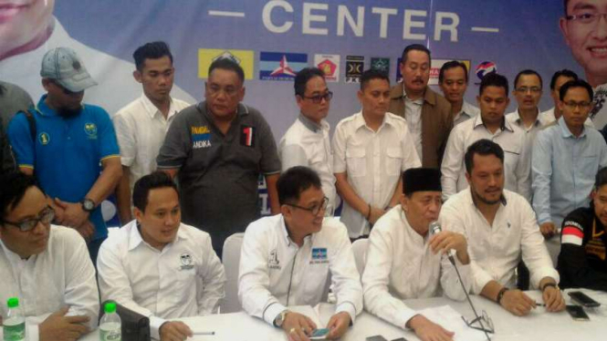 Cagub Banten Wahidin Halim menggelar konferensi pers di posko pemenangan