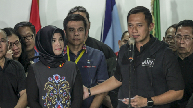 Calon Gubernur DKI Jakarta nomor urut satu, Agus Harimurti Yudhoyono didampingi istrinya, Annisa Pohan saat melakukan konfrensi pers di Posko Kemenangan AHY-Sylvi di Proklamasi, Jakarta, Rabu 15 Februari 2017. 